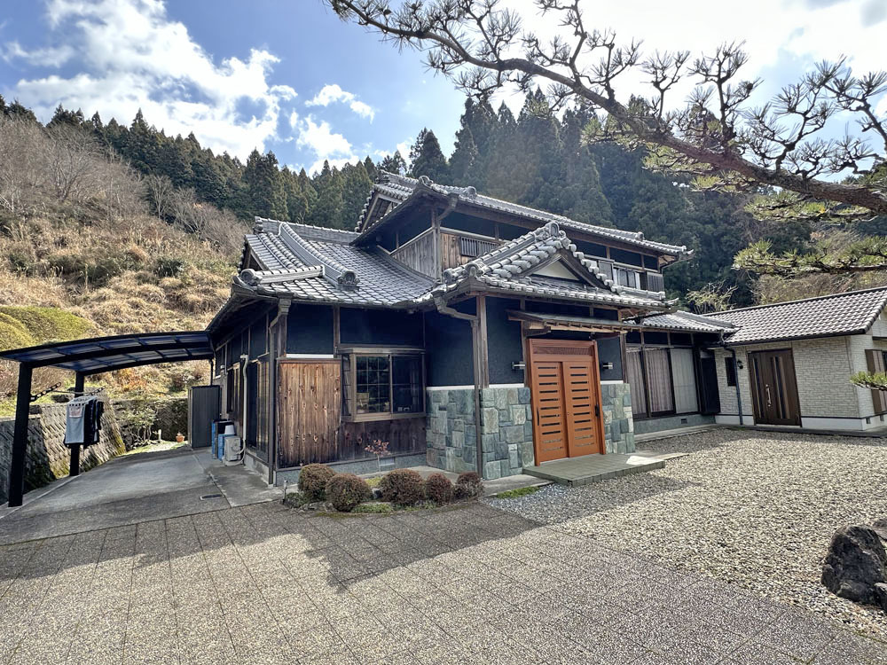 「見晴らしの良い場所に建つ、重厚な日本家屋!紀美野町毛原中の民家」のメイン画像