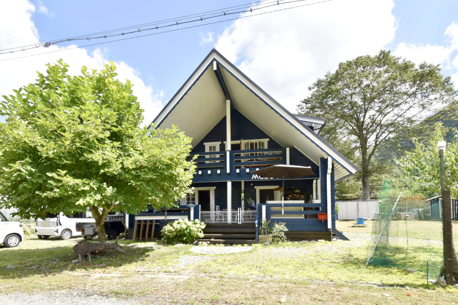 「補修不要のログハウス！広々としたお庭もついています☆山崎町の平成15年築の物件」のメイン画像