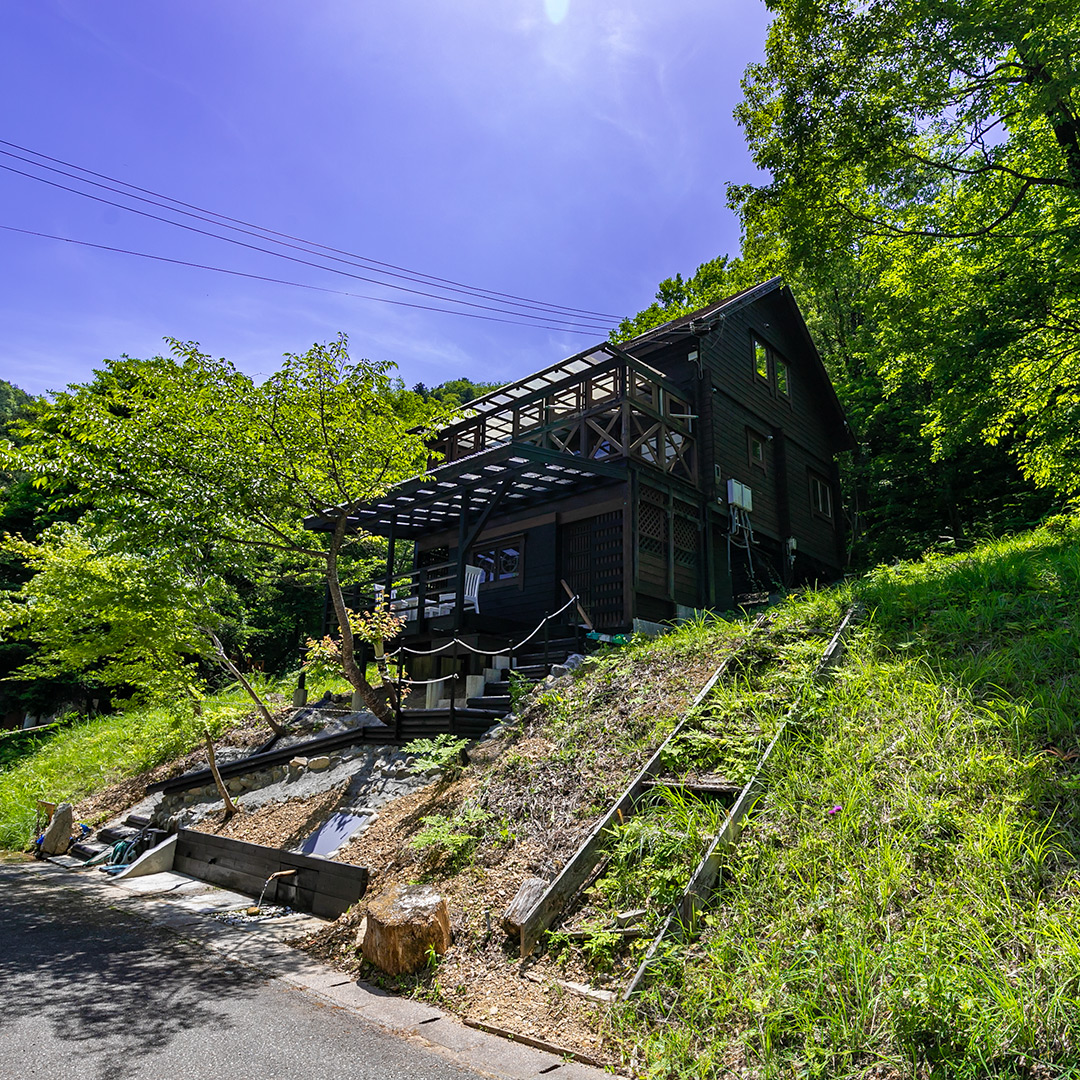 「眺望のいい広々ウッドデッキがある温泉付ログハウス!宍粟市山崎町与位1-36の物件」のメイン画像