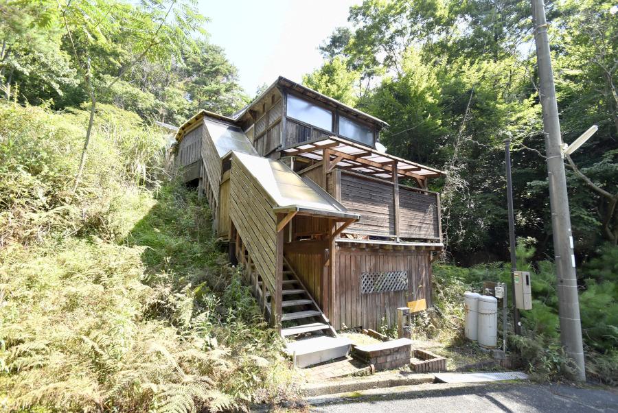 「コンパクトなサイズのログハウス♪広いウッドデッキにはピザ窯も！安富町の別荘地内物件」のメイン画像