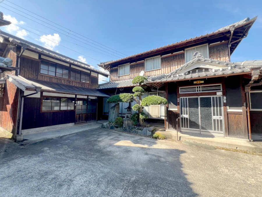 「生活に便利な立地にある建築主のこだわりの日本家屋！山南町の10LDK物件」のメイン画像