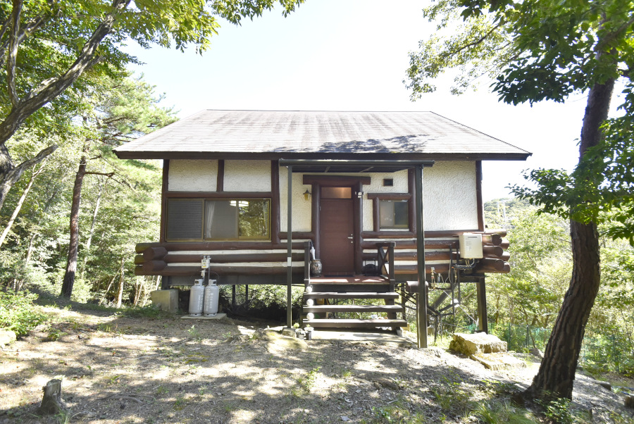 「山の緑を満喫できる補修不要の別荘物件♪!上郡町播磨自然高原K地区の別荘物件」のメイン画像