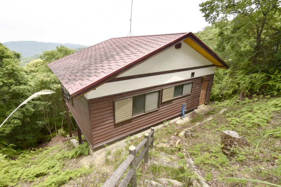 「山の景色を楽しめるウッドデッキ付き！上郡町播磨自然高原の平家建別荘物件」のメイン画像