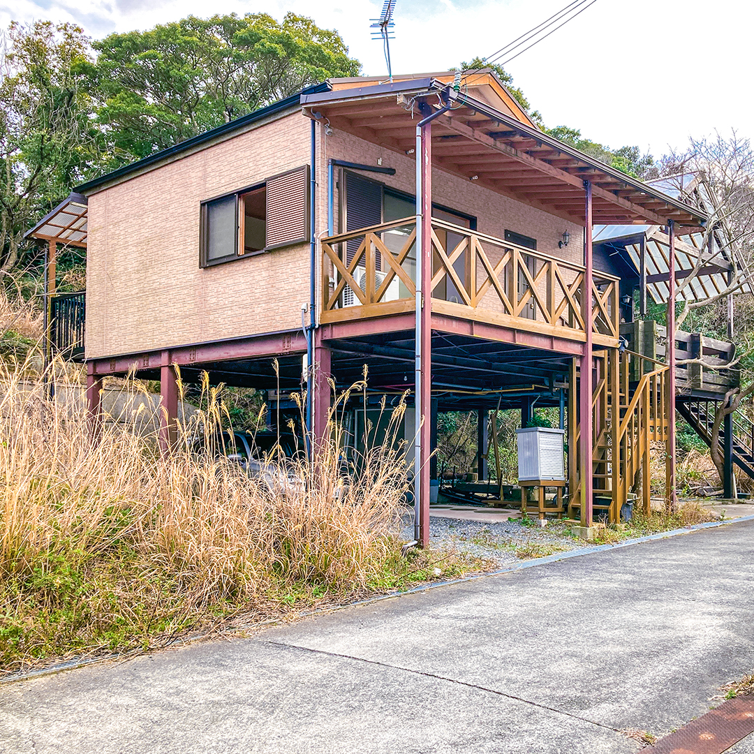 「ウッドデッキから海を望む贅沢な暮らし！由良町伊奈の平屋別荘物件」のメイン画像