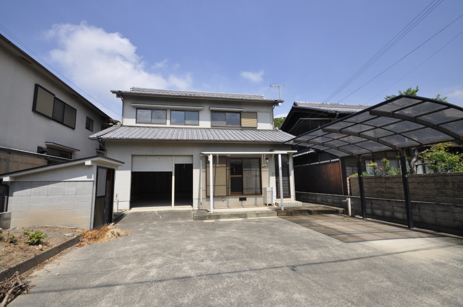 「趣味も楽しめる車庫付き！加古川市平荘町の3DK物件」のメイン画像