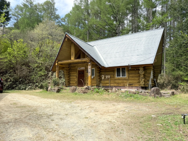 「敷地内は広々としています！別荘地の2階建ログハウス！」のメイン画像