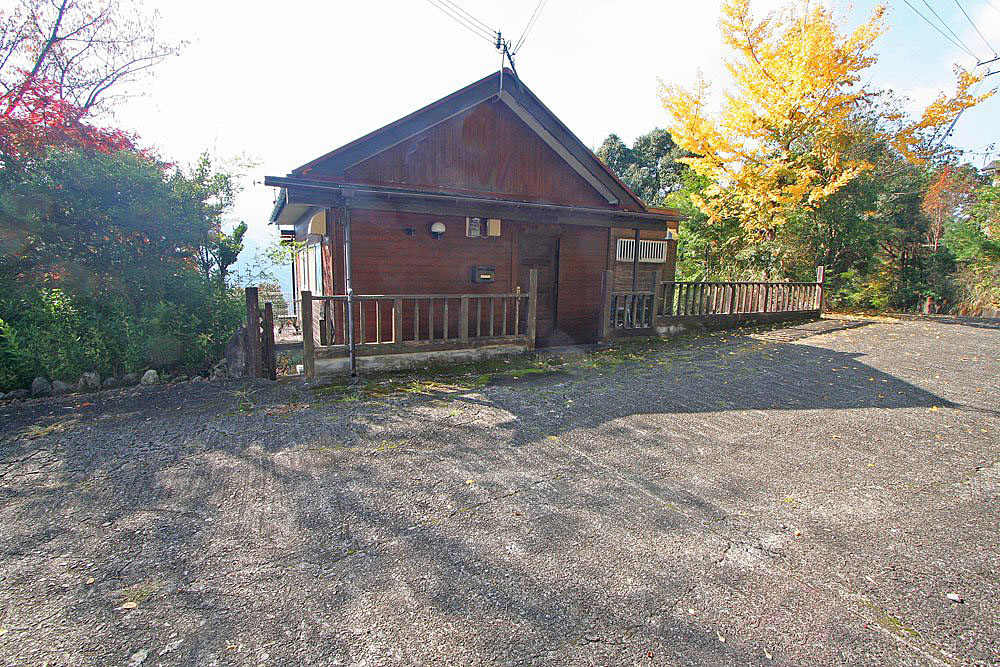 「清流と里山の眺望が楽しめる！有田川町粟生のログハウス物件」のメイン画像