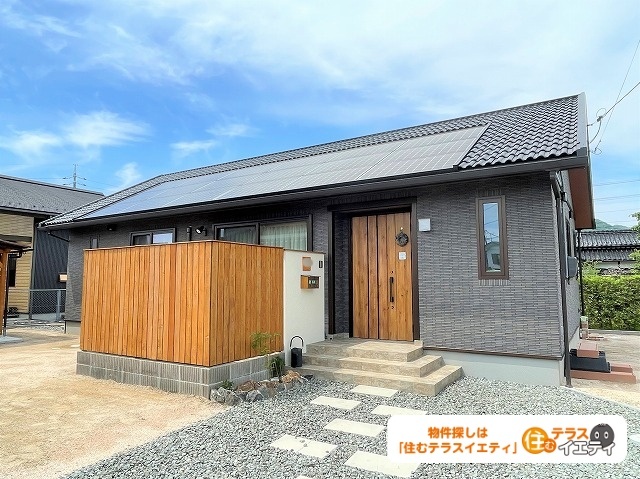 「広々玄関横収納と耐候性高い外壁！山口市大内矢田北4丁目の中古住宅物件」のメイン画像