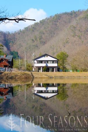 「池と山の眺望が魅力！南丹市日吉町畑郷の中古別荘物件」のメイン画像