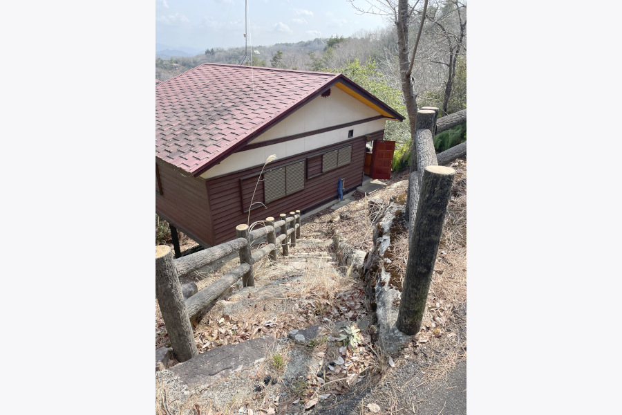 山の景色を楽しめるウッドデッキ付き！上郡町播磨自然高原の平家建別荘物件の画像2