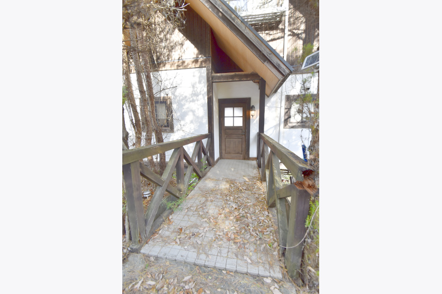 吹抜け天井で開放感抜群！上郡町播磨自然高原Q地区の別荘物件の画像2