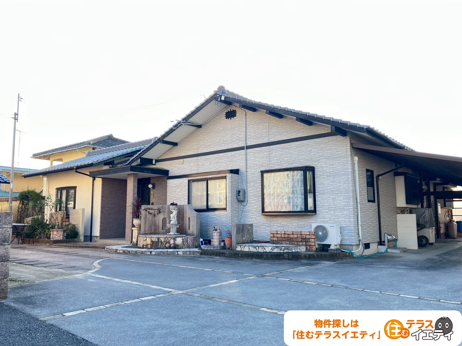 広々エントランスと充実収納！宇部市大字妻崎開作967番13の中古住宅物件の画像2