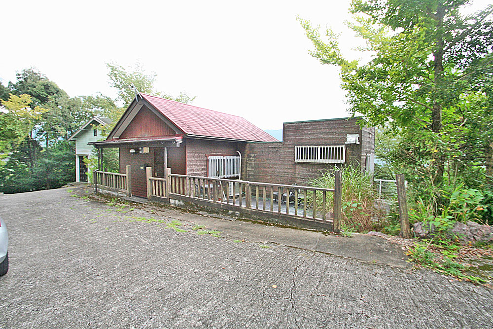 清流と里山の眺望が楽しめる！有田川町粟生のログハウス物件の画像2