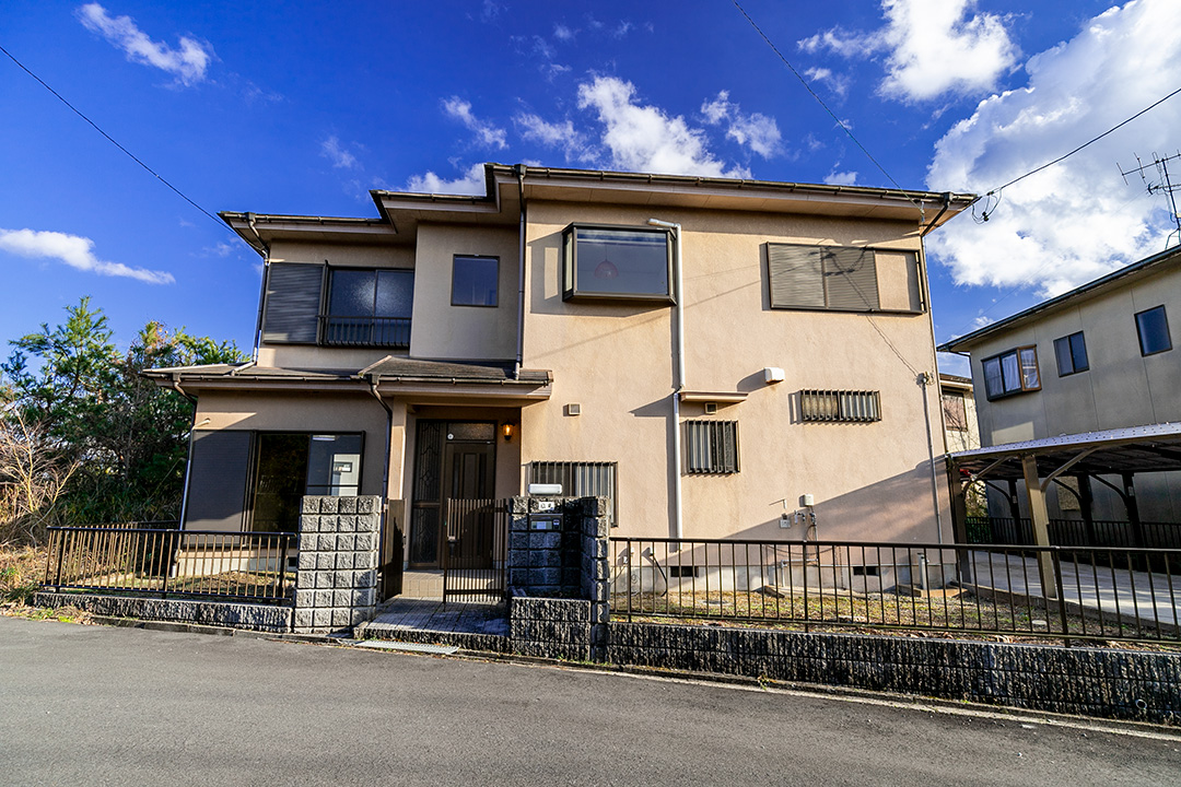 三重県伊賀市上神戸　静かな住宅地に建つ見晴らしのいい中古住宅のサムネイル画像3