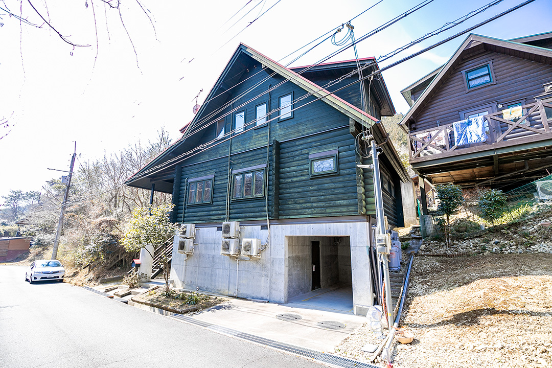 兵庫県神崎郡市川町奥　レッド＆グリーンの配色がキレイな3階建て中古ログハウスの画像3
