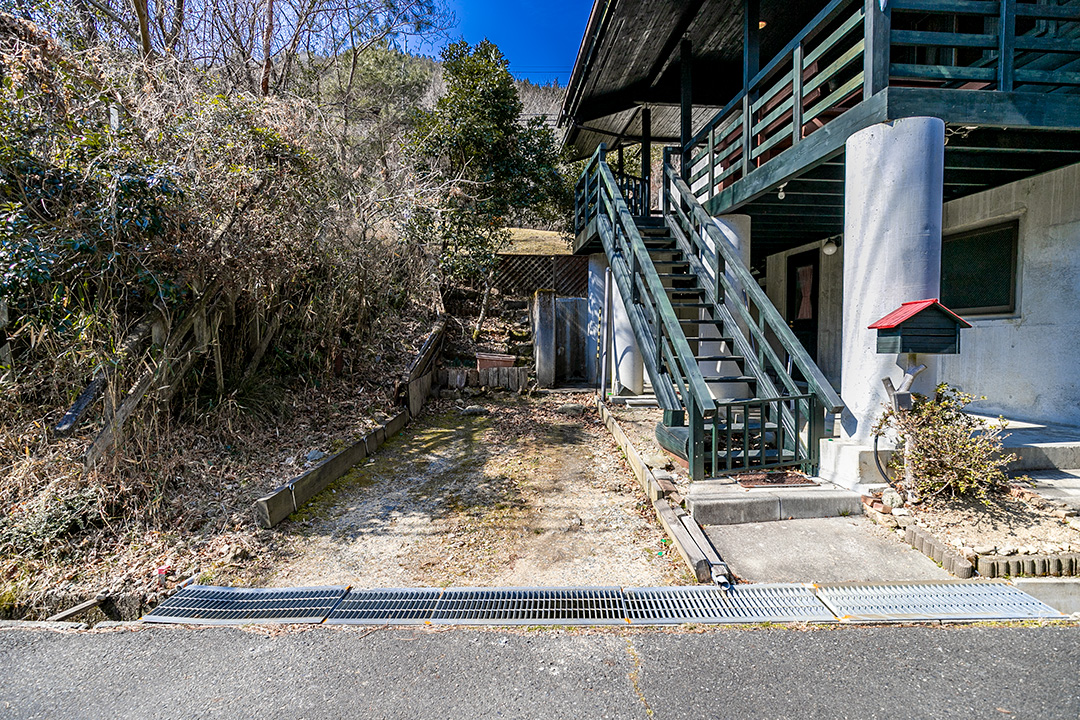兵庫県神崎郡市川町奥　レッド＆グリーンの配色がキレイな3階建て中古ログハウスの画像4