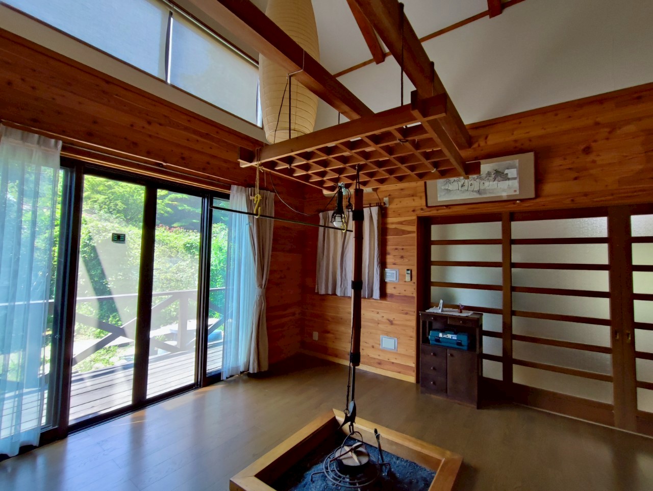 開放感のある吹抜、リビングには、いろりがあります！の画像5
