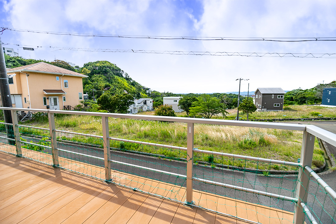 和歌山県白浜町堅田　眺めのいい広いウッドデッキがある温泉付き中古戸建のサムネイル画像5