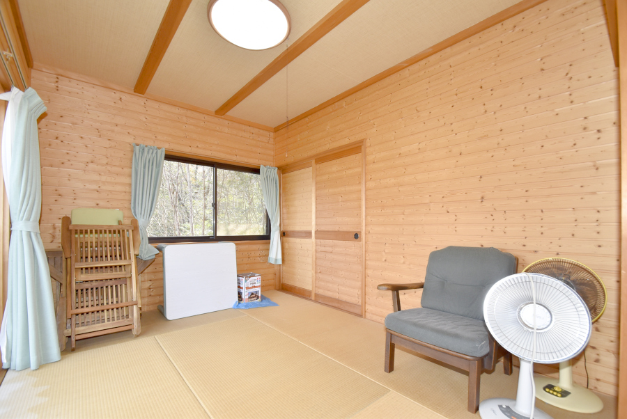 吹抜け天井で開放感抜群！上郡町播磨自然高原Q地区の別荘物件の画像6