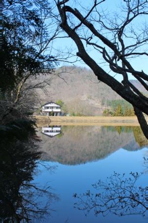 池と山の眺望が魅力！南丹市日吉町畑郷の中古別荘物件の画像7