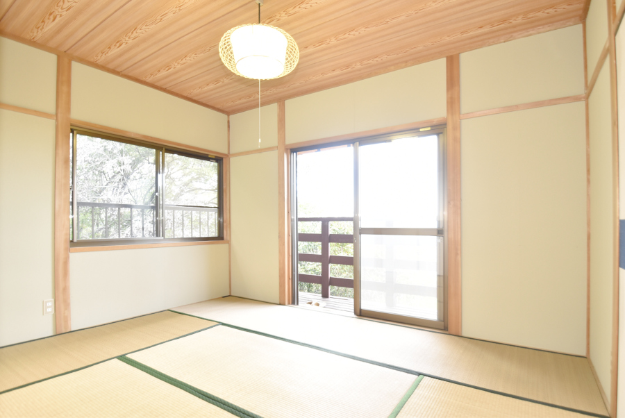 山の景色を楽しめるウッドデッキ付き！上郡町播磨自然高原の平家建別荘物件の画像7