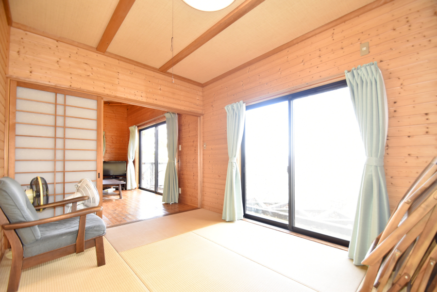 吹抜け天井で開放感抜群！上郡町播磨自然高原Q地区の別荘物件の画像7
